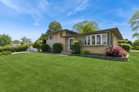 801 E Greenwood Dr, Mount Prospect, IL 60056