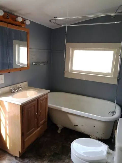 Bath - 514 E Main St, Hoopeston, IL 60942 photo 4 of 5
