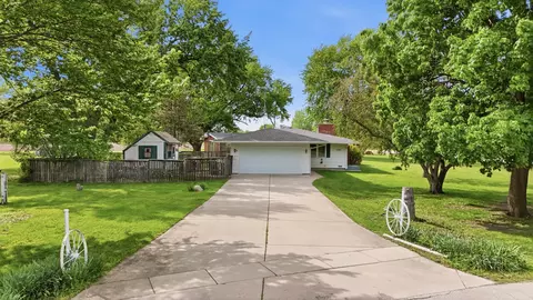 11 N802 Win Haven Dr, Elgin, IL 60124