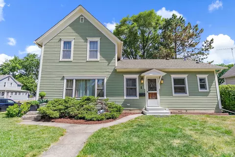 1 Adams St, East Dundee, IL 60118