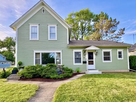 1 Adams St, East Dundee, IL 60118
