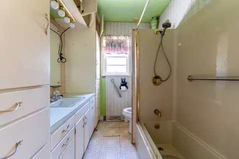Bath - 306 E Sycamore St, Normal, IL 61761 photo 1 of 1