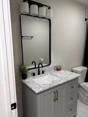 Bath - 15206 Blackstone Ave, Dolton, IL 60419 photo 3 of 4