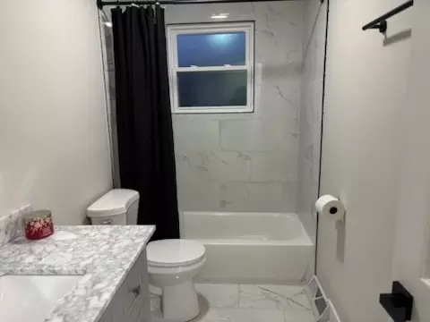 Bath - 15206 Blackstone Ave, Dolton, IL 60419 photo 4 of 4