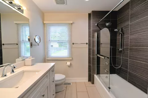 Bath - 1634 E Forest Ave, Des Plaines, IL 60018 photo 3 of 3