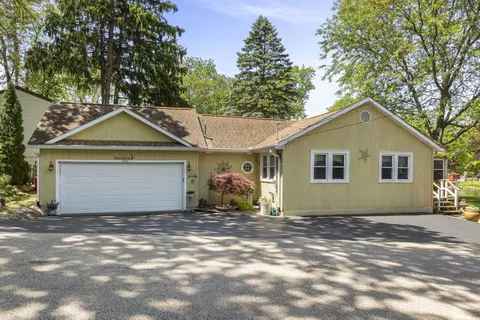 3321 Willow Ln, Island Lake, IL 60042