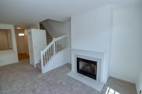 Living - 5564 Elizabeth Pl, Rolling Meadows, IL 60008 photo 2 of 4
