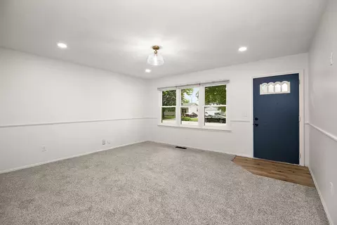 Living - 362 S Barbara Dr, Kankakee, IL 60901 photo 2 of 3