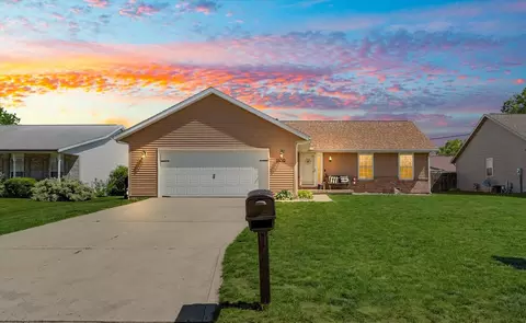 1430 Honeysuckle Ln, Farmer City, IL 61842
