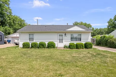 2012 W 68 St, Davenport, IA 52806