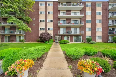 2900 Maple Ave #4A, Downers Grove, IL 60515