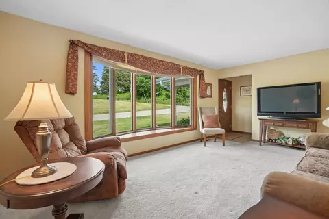 Living - 811 16th St, Fulton, IL 61252 photo 1 of 4
