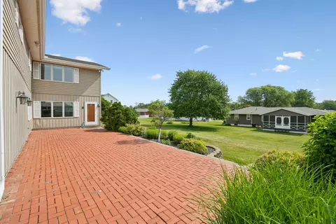Exterior - 811 16th St, Fulton, IL 61252 photo 3 of 6
