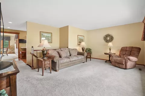Living - 811 16th St, Fulton, IL 61252 photo 2 of 4