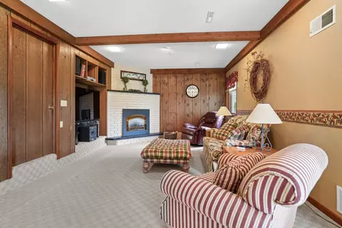 Living - 811 16th St, Fulton, IL 61252 photo 3 of 4