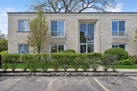 140 Green Bay Rd #2W, Glencoe, IL 60022