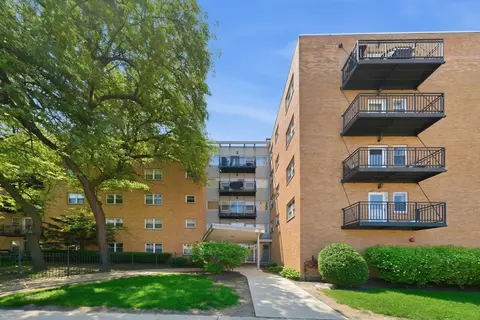 2501 W Bryn Mawr Ave #302, Chicago, IL 60659