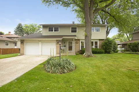 1110 E Dogwood Ln, Mount Prospect, IL 60056
