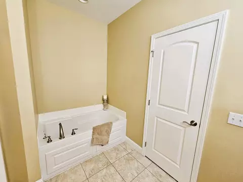 Bath - 17619 E Angling Rd, Mount Vernon, IL 62864 photo 2 of 3