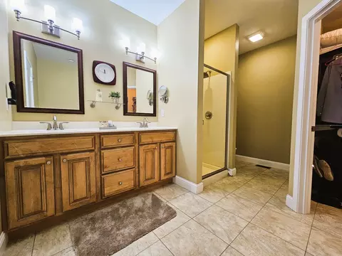 Bath - 17619 E Angling Rd, Mount Vernon, IL 62864 photo 1 of 3
