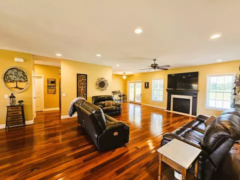 Living - 17619 E Angling Rd, Mount Vernon, IL 62864 photo 2 of 3