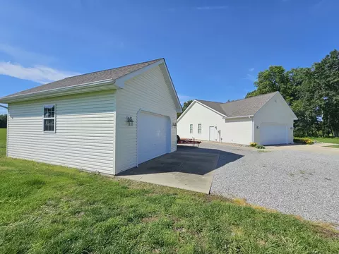Exterior - 17619 E Angling Rd, Mount Vernon, IL 62864 photo 13 of 16