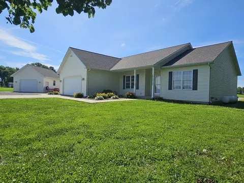 17619 E Angling Rd, Mount Vernon, IL 62864