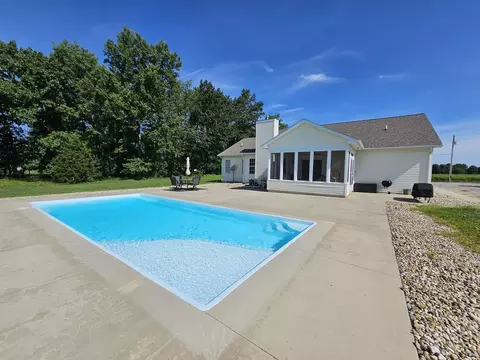 Exterior - 17619 E Angling Rd, Mount Vernon, IL 62864 photo 3 of 16