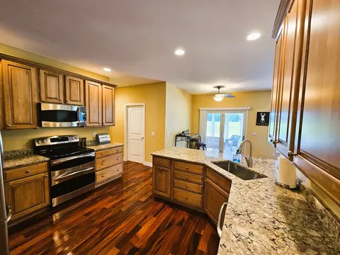 Kitchen - 17619 E Angling Rd, Mount Vernon, IL 62864 photo 1 of 2