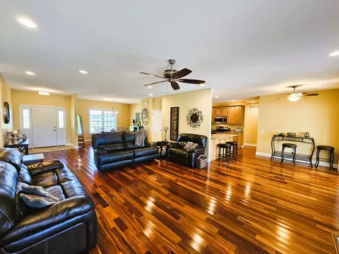 Living - 17619 E Angling Rd, Mount Vernon, IL 62864 photo 1 of 3