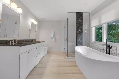 Bath - 902 Doral Dr, Bartlett, IL 60103 photo 2 of 6