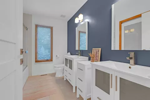 Bath - 902 Doral Dr, Bartlett, IL 60103 photo 3 of 6
