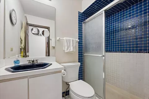Bath - 1699 Harding Rd, Northfield, IL 60093 photo 2 of 3