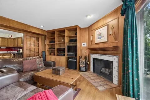 Living - 1699 Harding Rd, Northfield, IL 60093 photo 2 of 3
