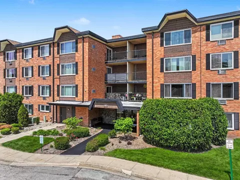 1227 S Old Wilke Rd #210, Arlington Heights, IL 60005