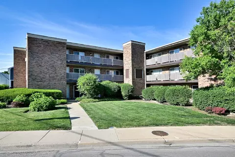 600 S York St #2B, Elmhurst, IL 60126