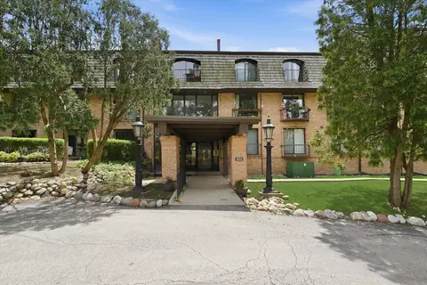 600 W Russell St #309, Barrington, IL 60010