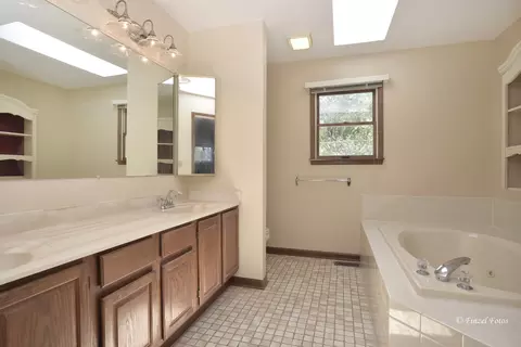 Bath - 841 Hemlock Dr, Sleepy Hollow, IL 60118 photo 1 of 3