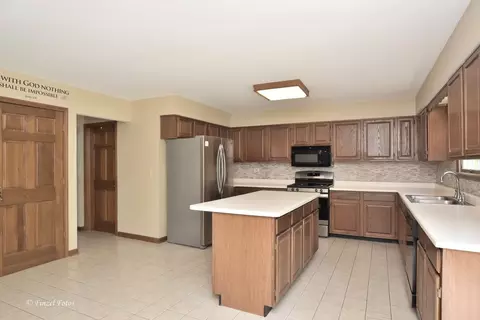 Kitchen - 841 Hemlock Dr, Sleepy Hollow, IL 60118 photo 2 of 2