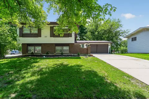 702 W Fitzhenry Ct, Glenwood, IL 60425