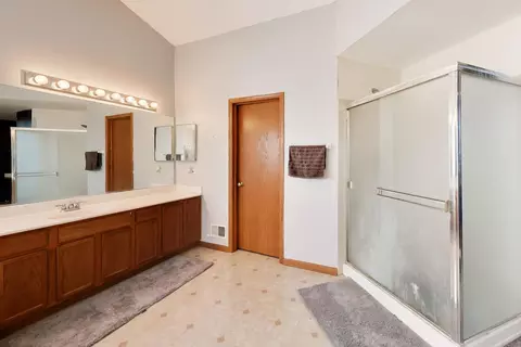 Bath - 1669 Montclair Dr, Elgin, IL 60123 photo 4 of 5
