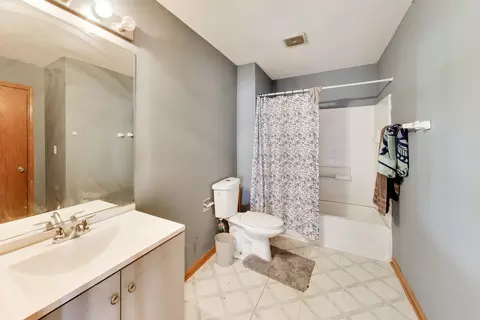 Bath - 1669 Montclair Dr, Elgin, IL 60123 photo 5 of 5