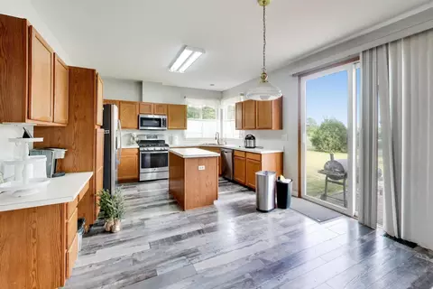 Kitchen - 1669 Montclair Dr, Elgin, IL 60123 photo 4 of 4