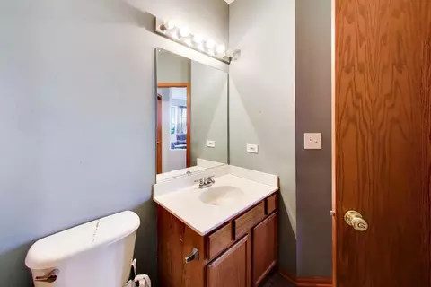 Bath - 1669 Montclair Dr, Elgin, IL 60123 photo 1 of 5