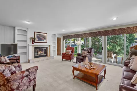 Living - 1905 Salem Rd, Elgin, IL 60123 photo 3 of 5