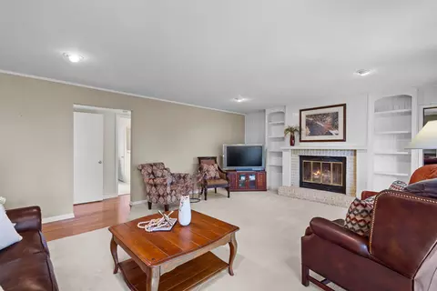 Living - 1905 Salem Rd, Elgin, IL 60123 photo 4 of 5
