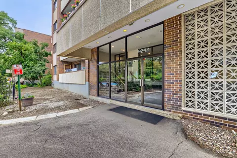 9242 Gross Point Rd #107, Skokie, IL 60077