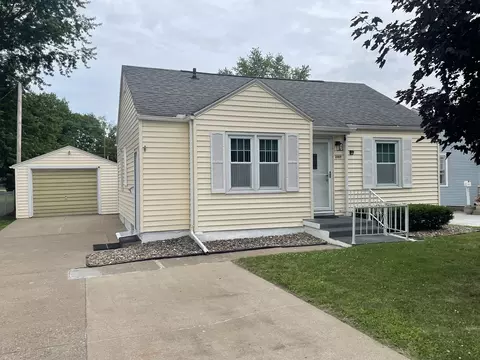 2107 Center Ct, Clinton, IA 52732