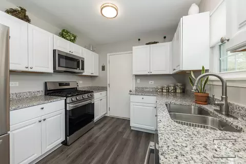 Kitchen - 21255 Silktree Cir, Plainfield, IL 60544 photo 2 of 5
