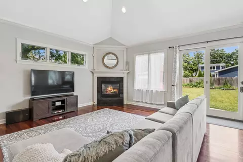 Living - 822 E Prairie Ave, Des Plaines, IL 60016 photo 1 of 1